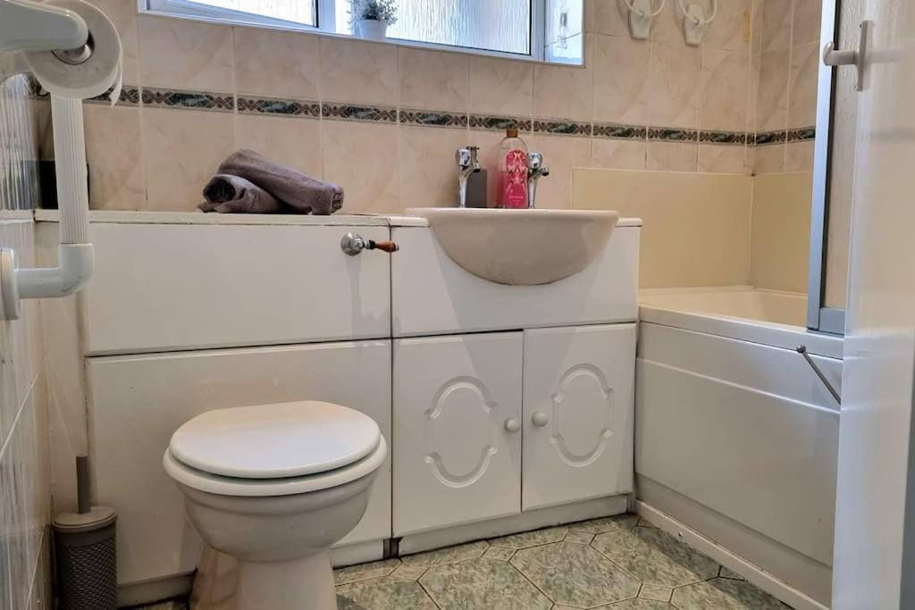 Spacious 2 Bed Bungalow Enfield Exterior photo