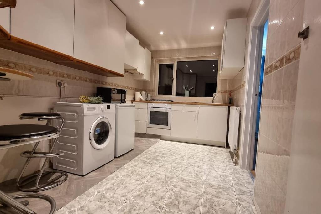 Spacious 2 Bed Bungalow Enfield Exterior photo