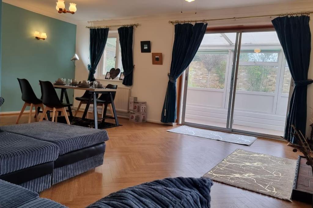Spacious 2 Bed Bungalow Enfield Exterior photo